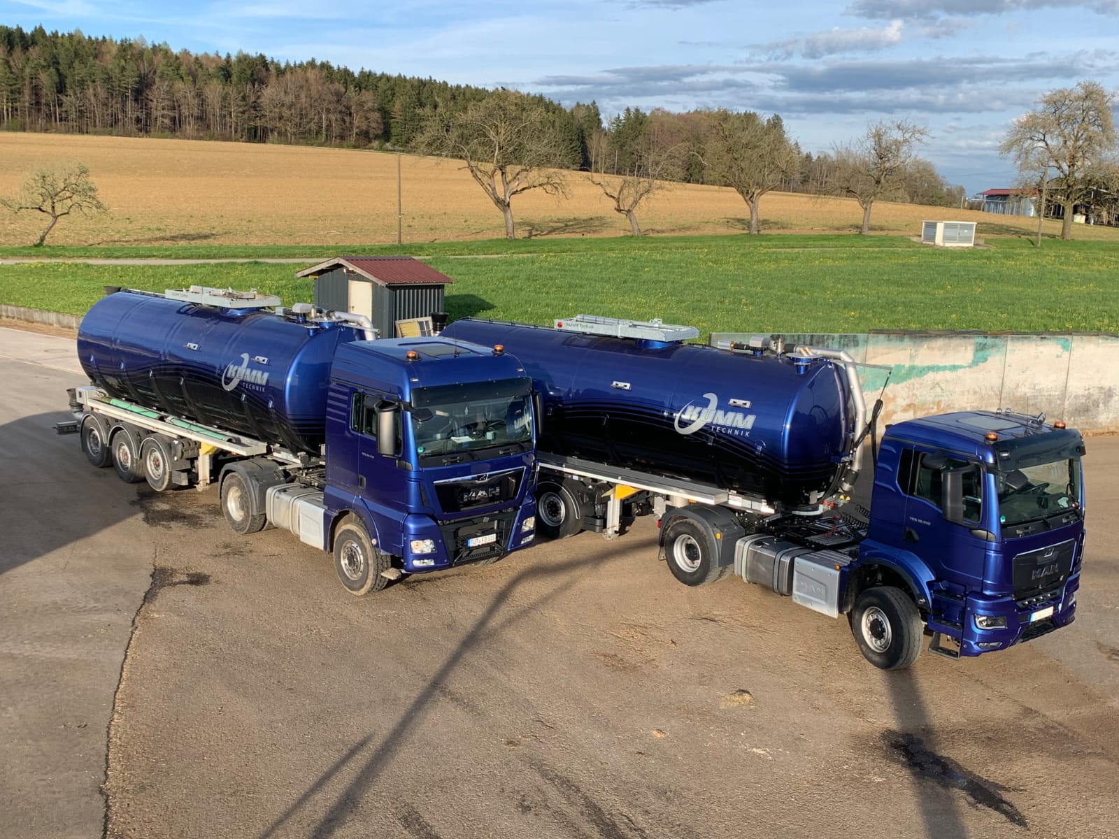 Luftbild von zwei Lkw´s