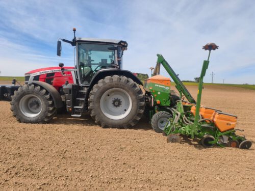 Traktor mit Anbaugerät